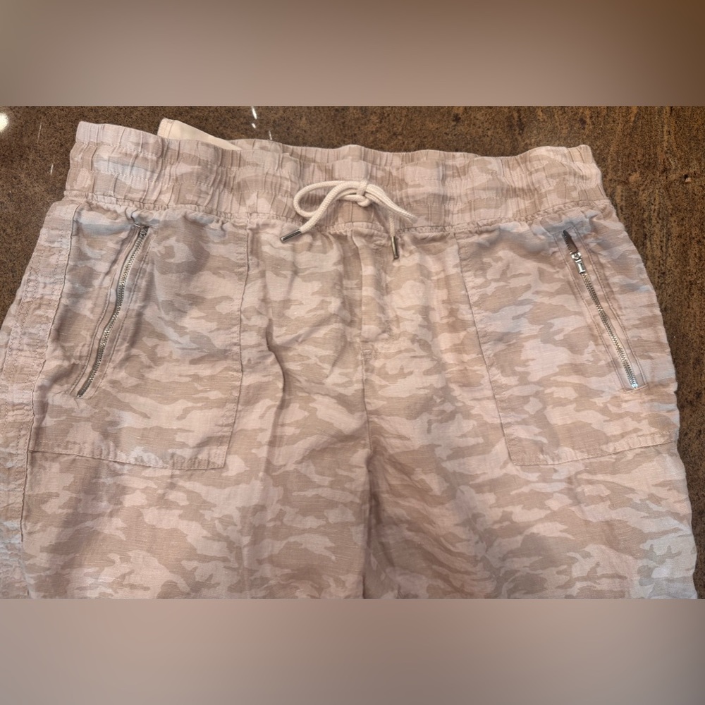 Athleta Linen farallon jogger camo print pants in tan and white.  So cute!